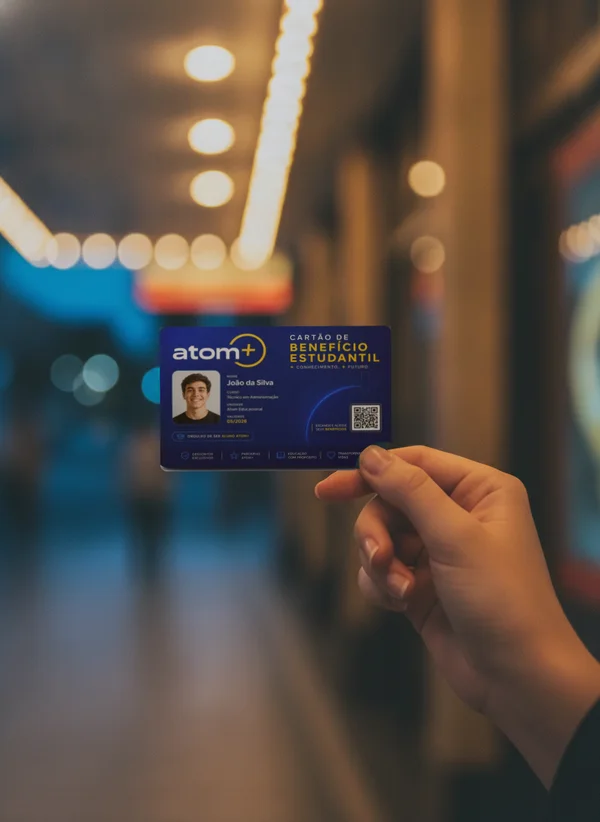 Mão segurando a carteirinha oficial do atom+ na porta do cinema